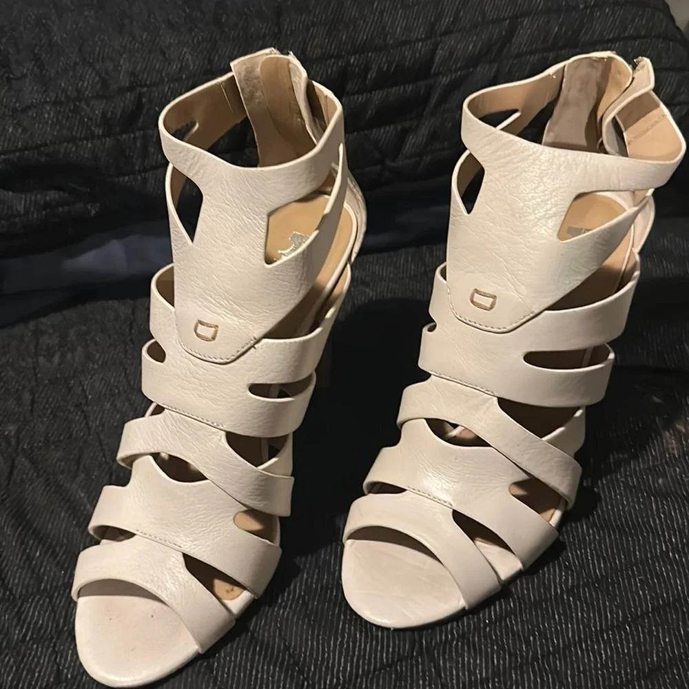 Joe’s 10M White Leather Sandle - Picture 1 of 2